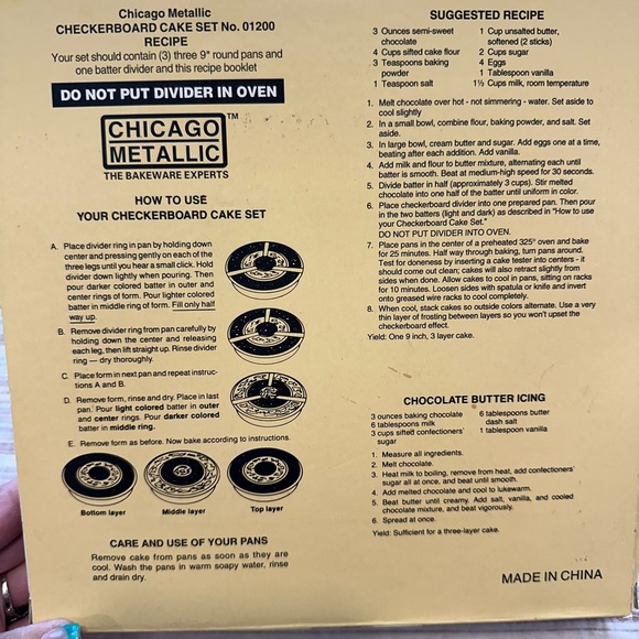 Vintage Chicago Metallic Checkerboard Cake Pan Set – 3 Pans, Divider, Box - Picture 5 of 9